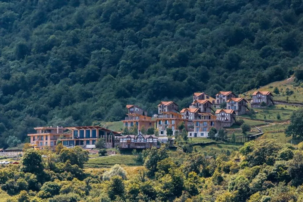 Apaga Resort cottages in the forest above the gorge